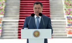 Президент С.Жапаровдун ЖРТда эң жогорку балл топтогон бүтүрүүчүлөргө  "Алтын сертификат" тапшыруу аземи