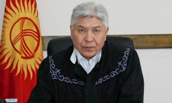 Чүй облсотунун судьясы Дамирбек Оңолбековдун ыйгарым укуктары мөөнөтүнөн мурда токтотулду