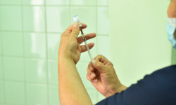 Президенттин администрациясынын кызматкерлери коронавируска каршы эмдөөдөн өтүп жатышат