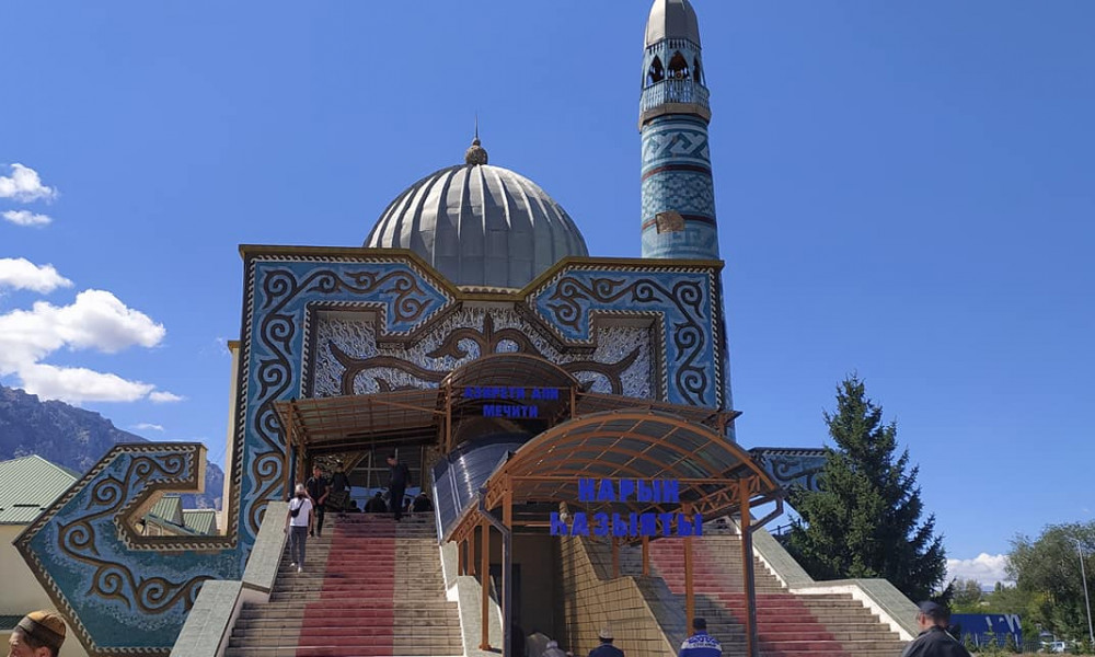 Нарын шаарында эл шаардын эки аймагындагы мечитке чогулуп, айт намазын окушту