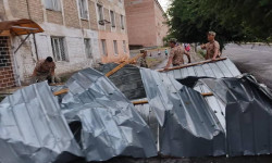 Шамал жатакананын чатырын учуруп кетти