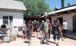 Жалал-Абад облусунун Кара-Дарыя айылында катуу жааган жамгырдын кесепеттери жоюлууда  