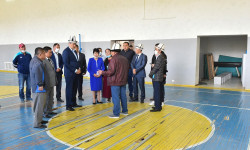 Улукбек Марипов Талас облусунун Көк-Кашат айылындагы мектептин курулушунун сапатын текшерди