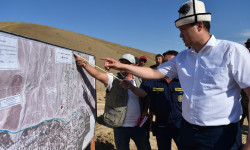 Улукбек Марипов Ысык-Көлдөгү сел жууп кеткен жолдорду кыска мөөнөттө тазалоону тапшырды