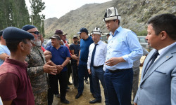 Улукбек Марипов Талас облусуна болгон жумушчу сапарынын алкагында сел жүргөн Кара-Буура районуна барды