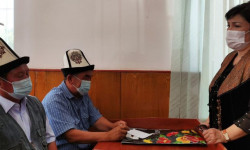 Жогорку соттун төрайымы Аксыдагы жаратылыш кырсыгынан каза болгондордун жакындарына көңүл айтты 