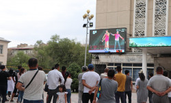 Күйөрмандар балбандарды чоң экрандан көрүп сүрөштү