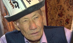 Мээрим Жуманазарованын таятасы Боронбай аксакал небересинин эң жакын күйөрманы