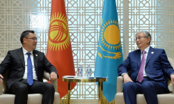 Президент Садыр Жапаров Казакстандын Президенти Касым-Жомарт Токаев менен жолугушту