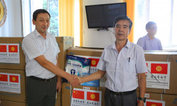 Ош шаарына Кытайдын Синин шаарынан медициналык каражаттар түрүндөгү жардам келди