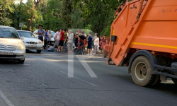 Бишкекте жол чийинден өтүп бара жаткан жаранды унаа коюп кетти