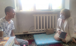 Жыпариса Рысбекова баласы менен таксиде иштөөгө аргасыз болгон жарандан кабар алды