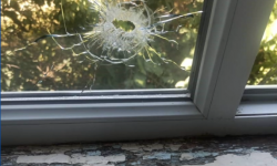 Лейлек районунда Тажикстан тараптан атылган ок оорукананын айнегин тешип өттү - Чек ара кызматы