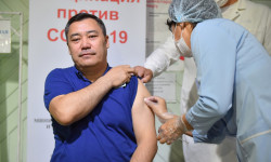 Президент Садыр Жапаров коронавирус инфекциясына каршы вакцинанын экинчи дозасын алды