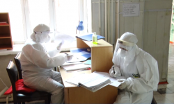 Учурда миңден ашык ыктыярчы эмдөө пункттарында иштеп, дарыгерлерге жардам берүүдө