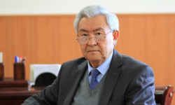 "Башат" мамлекеттик жана коомдук ишмер, медицина илимдеринин доктору, КР эмгек сиңирген врач Накен Касиев.
