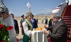 Кыргызстанга Армениянын премьер-министри Никол Пашинян келди