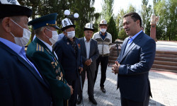 Президент мамлекеттик ишмер Жусуп Абдрахмановдун Ысык-Көл облусундагы кичи мекенинде эстелигине гүл койду 