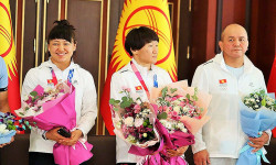 Президент Садыр Жапаров олимпиада катышуучуларына мамлекеттик сыйлыктарды тапшырат