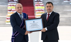 Машыктыруучу Нурбек Изабековго 8 млн 150 миң сомдук сертификат тапшырылды