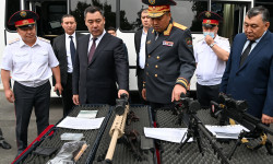 Жапаров ИИМдин борбордук аппаратында ички иштер органдарынын жаңы үлгүдөгү жабдууларын көрүп чыкты