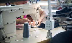 Жумушсуз отурган айымдарды окутуу. Бишкекте тигүү окуу борбору ачылды