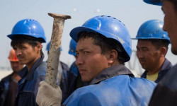 Кыргызстанда бүгүнкү күндө 84 миң баланын ата-энеси мигрант болуп сыртта жүрөт