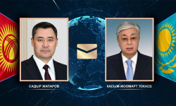 Касым-Жомарт Токаев Садыр Жапаровду жана Кыргызстан элин эгемендүүлүк күнү менен куттуктады