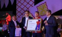 Акжол Махмудовго акчалай сыйлык жана 2 бөлмөлүү батирдин сертификаты тапшырылды 