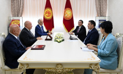 Садыр Жапаров Михаил Швыдкой, Полад Бүлбүл оглу жана Анатолий Иксановго сыйлык тапшырды