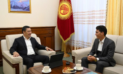 Президент Садыр Жапаров Ысык-Көлдү узунунан сүзүп өткөн суучул Владислав Шулико менен жолугушту