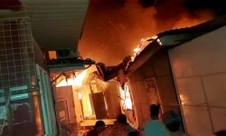 Кызыл-Кыя шаарындагы борбордук базардан өрт чыгып, 2500 чарчы метр аянт күйдү 