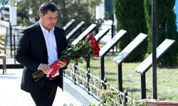 Президент мамлекеттик ишмер Касым Тыныстановдун туулуп өскөн айылындагы эстелигине гүл койду