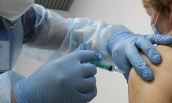 COVID-19: Бир күндө 12 409 адам эмдөөдөн өттү