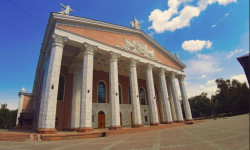 Опера жана балет театрындагы чыр. Иш таштаган артисттер жетекчиликтин ишин сындады