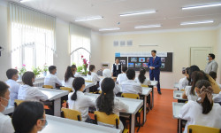 Улукбек Марипов Чүйдүн Кашка-Суу айылында 11-класстын окуучуларына ачык сабак өттү