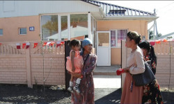 Токмоктогу “Шарк” шаарчасына салынган үйлөрдүн ачкычтары тапшырылды