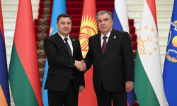 Жапаров ЖККУнун саммитине катышуу үчүн Душанбе шаарындагы «Улут сарайына» келди