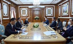 Садыр Жапаров Кытайдын Мамлекеттик кеңешинин мүчөсү, тышкы иштер министри Ван Ини кабыл алды