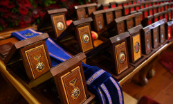 Өз ишинде өзгөчөлөнгөн кыргызстандыктар мамлекеттик сыйлыктарга ээ болушту 