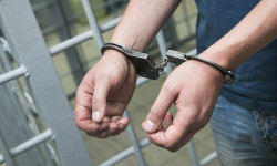 Таласта мыйзамсыз ок атуучу куралдарды сактап жүргөн жаран кармалды    