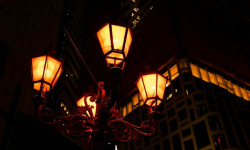 Кыргызстанда кафе, дүкөндөрдүн, парктар менен көчө жана жарнак жарыктандыруулары өчүрүлөт