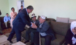 Баткенде карыларга акчалай колдоо көрсөтүлдү  