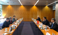 Руслан Казакбаев Австриянын Федералдык экономикалык палатасынын вице-президенти Рихард Шенц менен жолукту