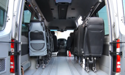 Мүмкүнчүлүгү чектелген адамдарга атайын жасалгалары менен маршруттук автобус тапшырылды