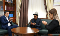 Президент былтыр октябрь окуялары учурунда каза болгон Үмүтбектин үй-бүлөсү менен жолукту