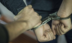 Ош шаардык милициянын кызматкери опузалап пара алып жаткан жеринен кармалды