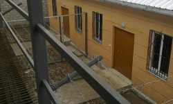 УКМК: №31 колониянын жетекчиси пара алып жаткан жеринен кармалды