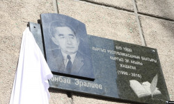 Сүйүнбай Эралиевдин 100 жылдыгына карата өзү жашаган үйүнө мемориалдык такта орнотулду