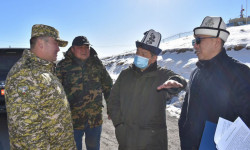 «Торугарт» көзөмөл-өткөрүү пунктунда жүк ташуучу унаалардын саны көбөйтүлөт - Акылбек Жапаров